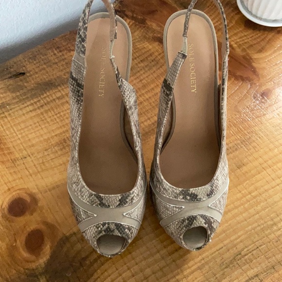 Snake skin patterned peep toe heels (NWOT) - Picture 4 of 6